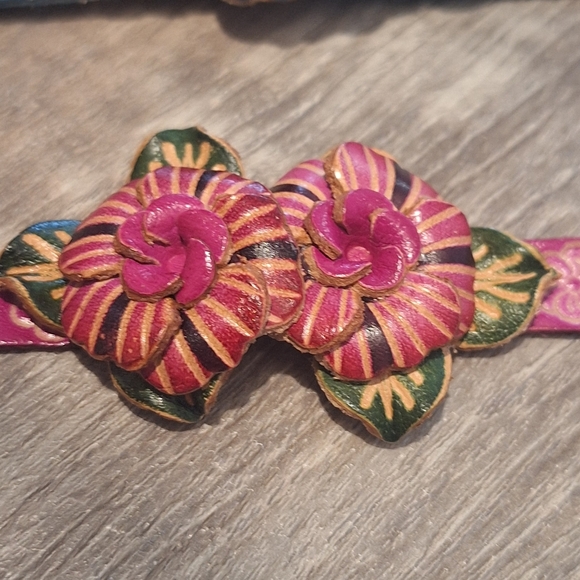 Two Gorgeous Leather Flower Bracelets - Picture 3 of 5